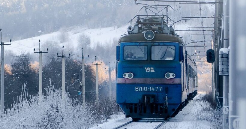 Дерево впало на пасажирський вагон: через негоду затримуються поїзди по всій країні