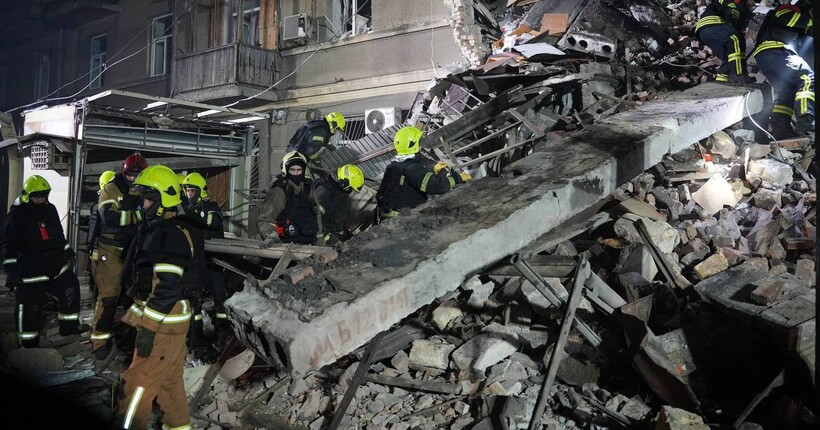 В Одесі після масованого удару під завалами шукають людей (фото) 