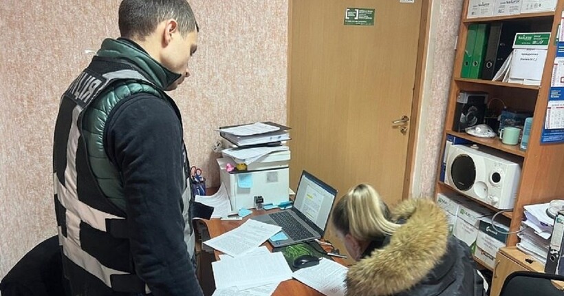 Зв’язувала, била та затискала пальці у дверях: у Києві жінка катувала дев’ятирічного сина