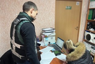 Зв’язувала, била та затискала пальці у дверях: у Києві жінка катувала дев’ятирічного сина