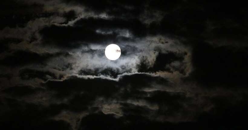 Снігова повня 2026: коли і як побачити лютневий повний Місяць в Україні