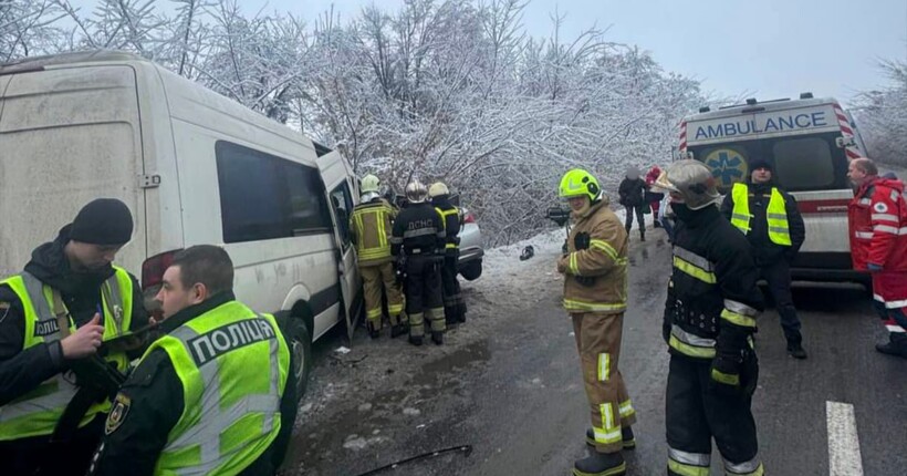 На Київщині сталася ДТП за участі мікроавтобуса: дві людини загинули, є постраждалі