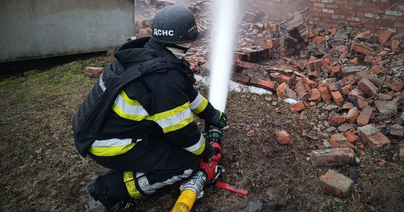 На Чернігівщині росіяни вдарили по об'єктах звʼязку, енергетики та транспорту