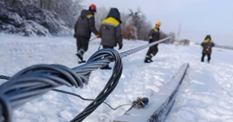 На Київщині через негоду без світла залишилися тисячі родин