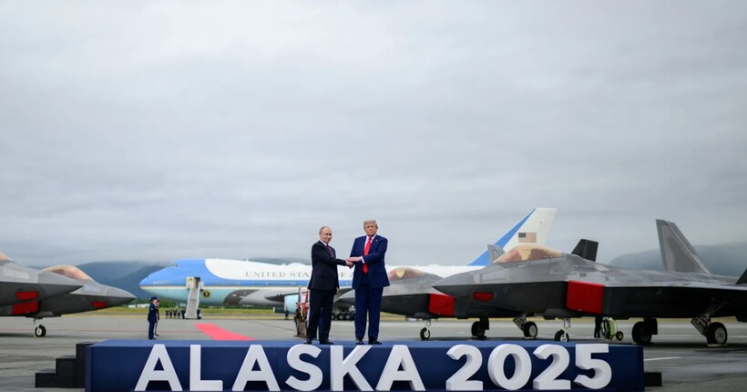 Зеленський про Анкоридж: Мені ніхто не повідомляв, про що домовлялися Трамп і Путін 