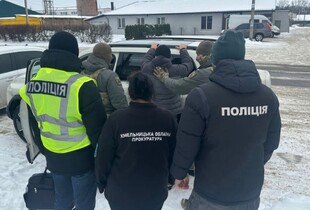 На Хмельниччині затримали чоловіка, який вимагав $150 000 боргу у родини військового 