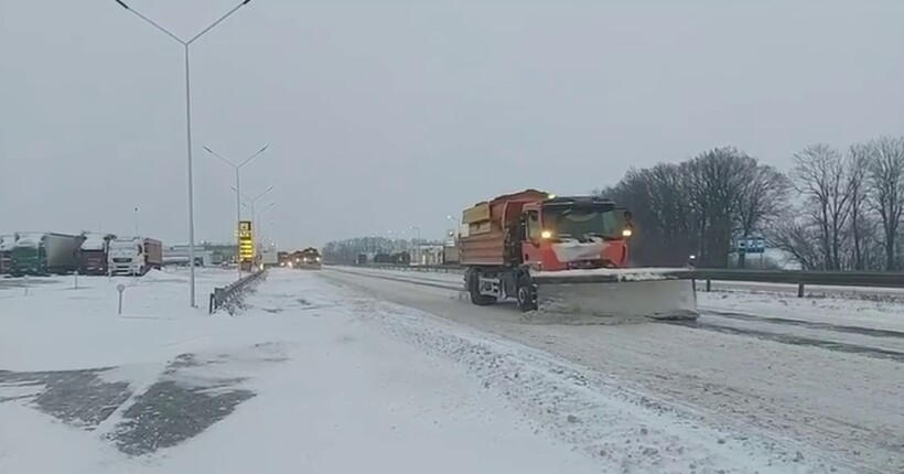 Вночі рух на дорогах обмежували одразу в кількох регіонах: що змінилося зранку