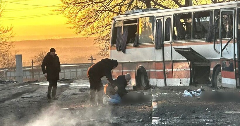 Росіяни атакували дроном службовий автобус на Дніпропетровщині: 12 людей загинули
