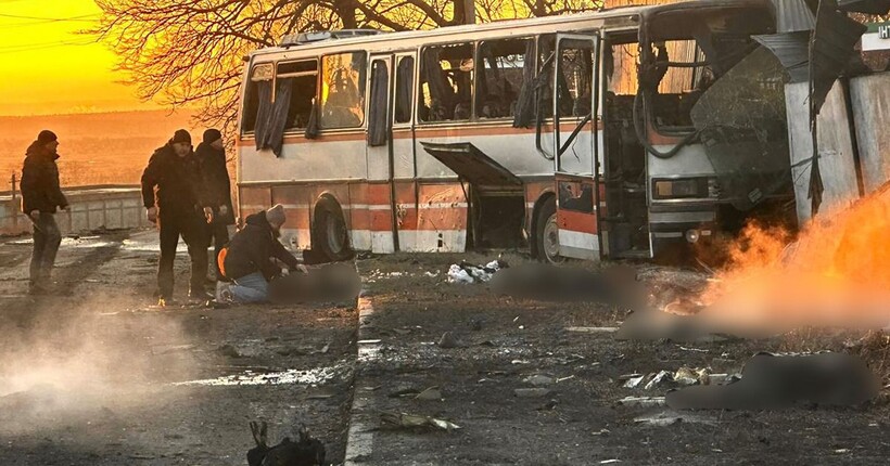 Ворог вдарив по автобусу ДТЕК: відомо про 15 загиблих шахтарів