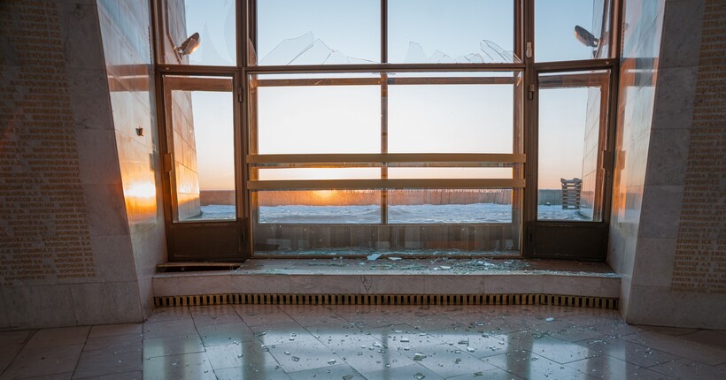 У Києві росія пошкодила зал слави музею у підніжжі монумента 