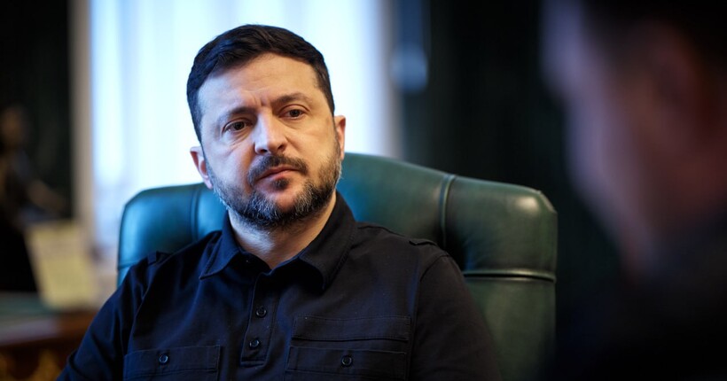 Зеленський нагородив військового та журналіста за порятунок людей після обстрілів