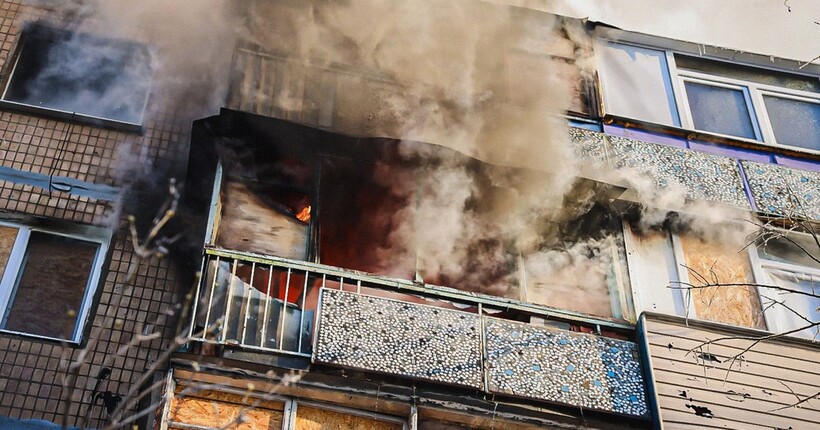 Пряме влучання дрона в багатоповерхівку в Харкові: вогонь охопив 2-5 поверхи, є поранені (фото)