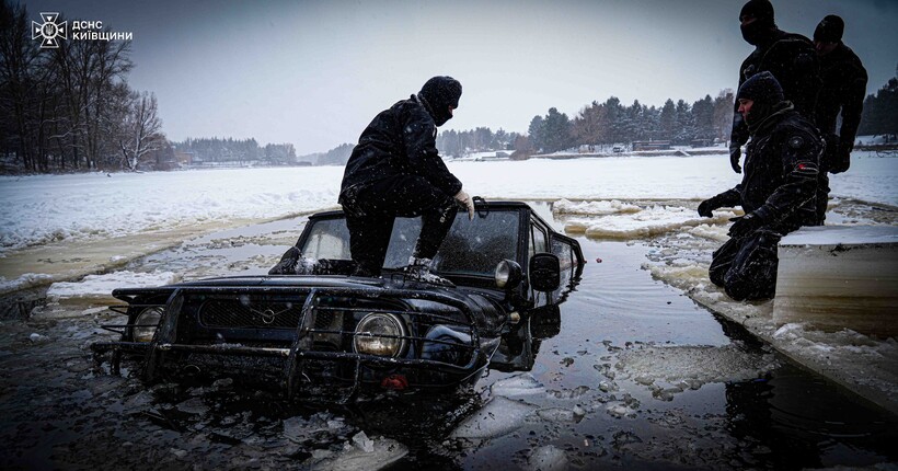 Дрифтували на авто на кризі: на Київщині рятувальники витягли з води тіло загиблого