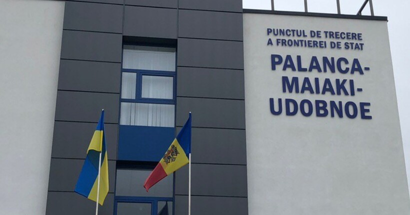 На кордоні з Молдовою тимчасово не оформлюють вантажівки: що сталось