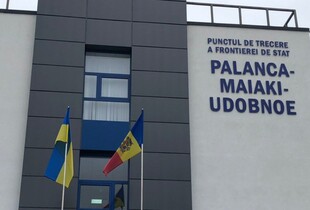 На кордоні з Молдовою тимчасово не оформлюють вантажівки: що сталось