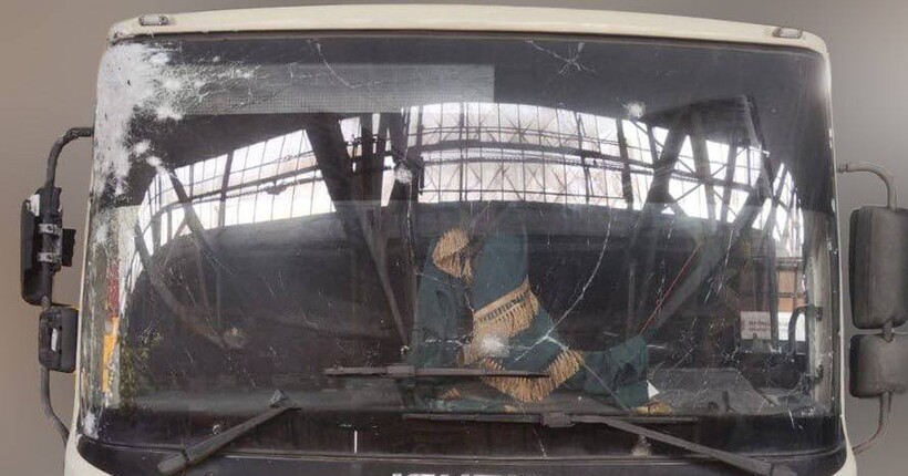 Росіяни скинули вибухівку на автобус у Херсоні: є постраждалий