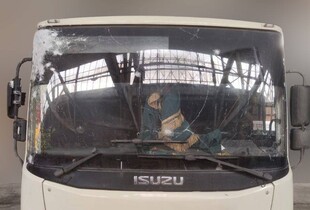 Росіяни скинули вибухівку на автобус у Херсоні: є постраждалий