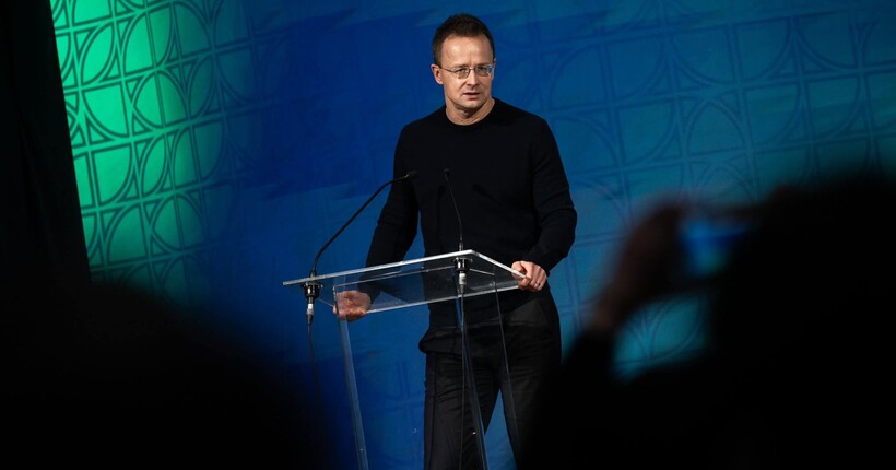 Сіярто зробив скандальну заяву про нелегальне переправлення українців через кордон