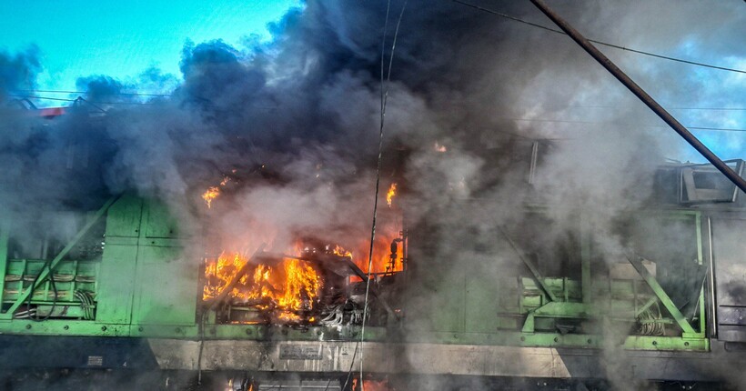 Удари по залізниці на Сумщині: у Конотопі загорівся електропотяг (фото)