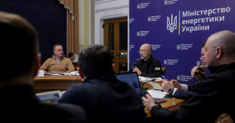 Жорсткі графіки відключень: Шмигаль відповів, скільки ще триватимуть