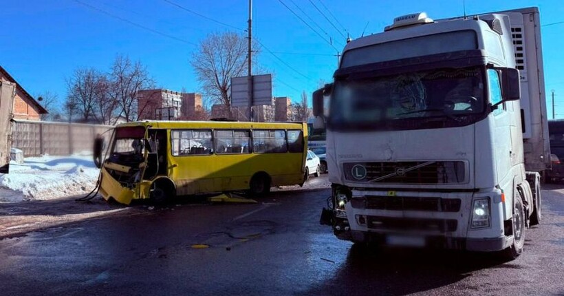У Києві на Кільцевій сталось ДТП з постраждалими за участі автобуса і двох вантажівок