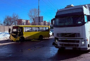 У Києві на Кільцевій сталось ДТП з постраждалими за участі автобуса і двох вантажівок