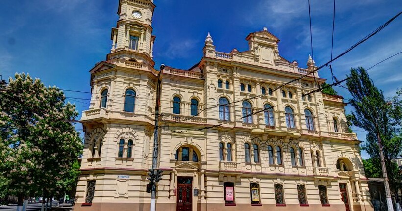 Під час окупації Херсона вивезли понад 10 000 експонатів з музею: правоохоронці повідомили про підозру двом особам