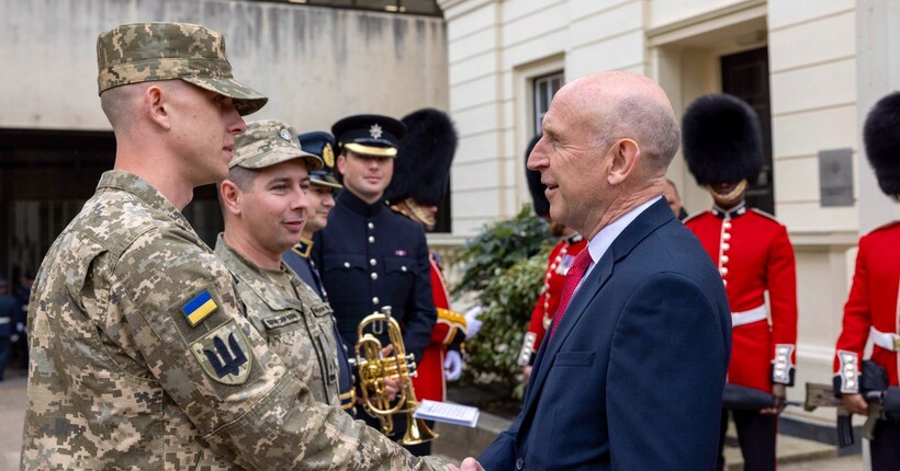 Велика Британія виділила понад $200 млн на закупівлю американської зброї для України