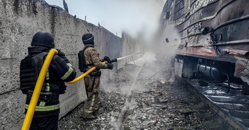 На Сумщині російські дрони атакували залізничну інфраструктуру: спалахнула пожежа у депо