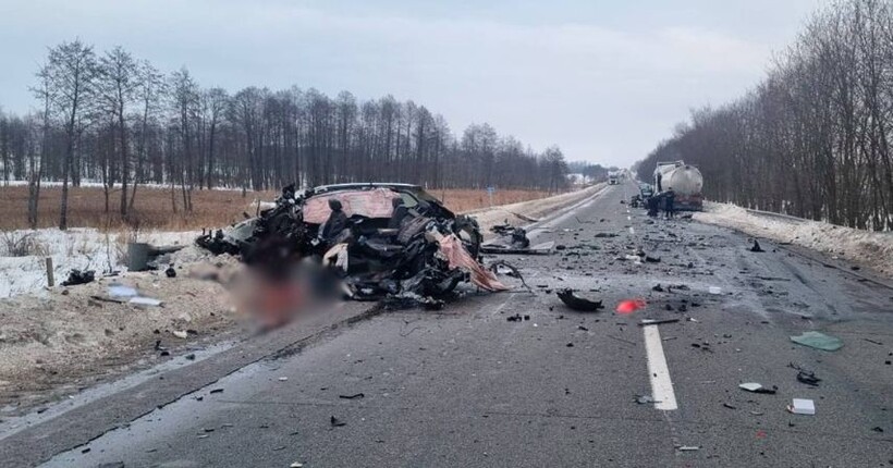 На трасі Київ-Ковель-Ягодин легковик влетів у вантажівку: подробиці смертельної ДТП (фото)