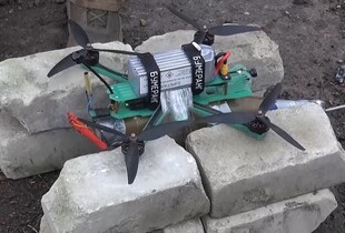 Російські окупанти скинули вибухівку на лікарню у Херсоні: є постраждалий