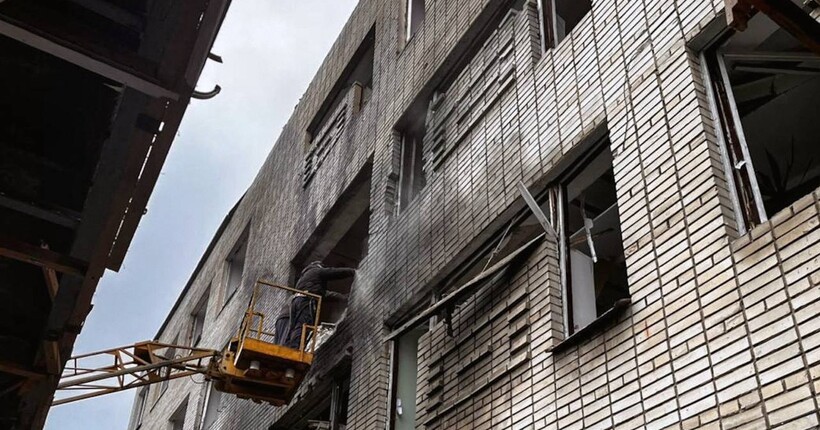 Російський дрон вдарив по медзакладу у Сумах: є пошкодження