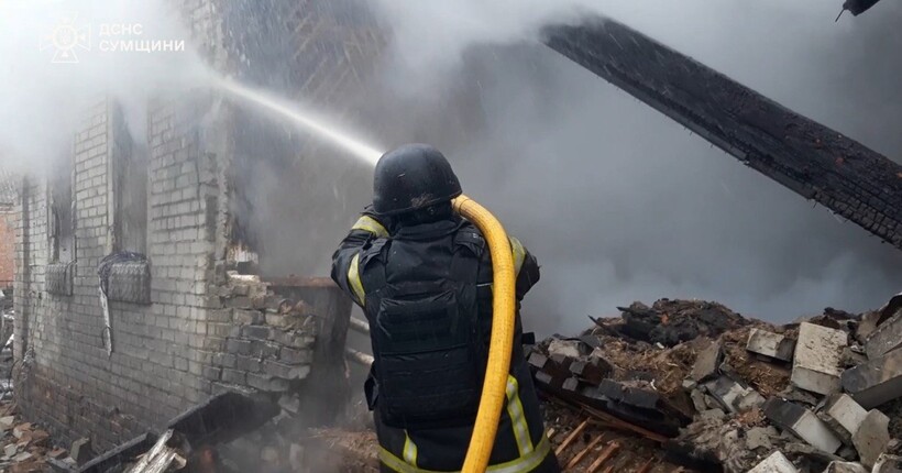 Російський дрон влучив у житловий будинок на Сумщині (фото)