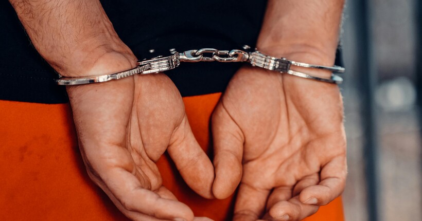 У Хмельницькому чоловік напав на охоронця ТЦ: стрілянини не було