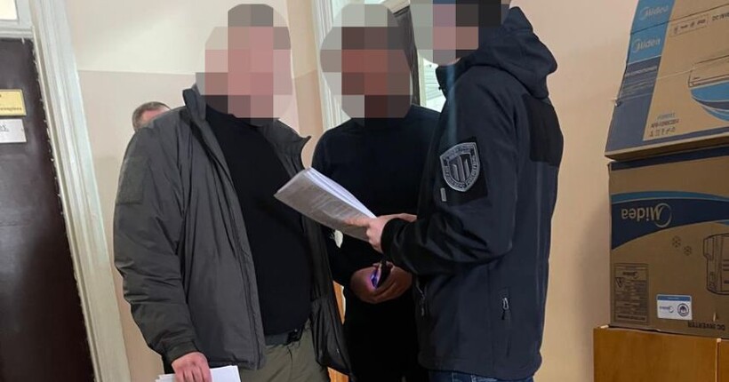 У Хмельницькому поліцейський побив чоловіка під час перевірки військово-облікових документів: йому загрожує до восьми років