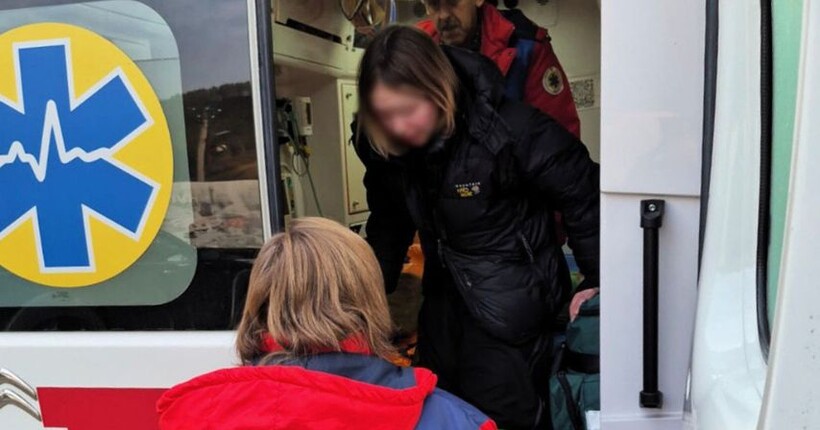 Надзвичайники врятували 21-річного хлопця і 22-річну дівчину на Чорногірському хребті в Карпатах (фото)