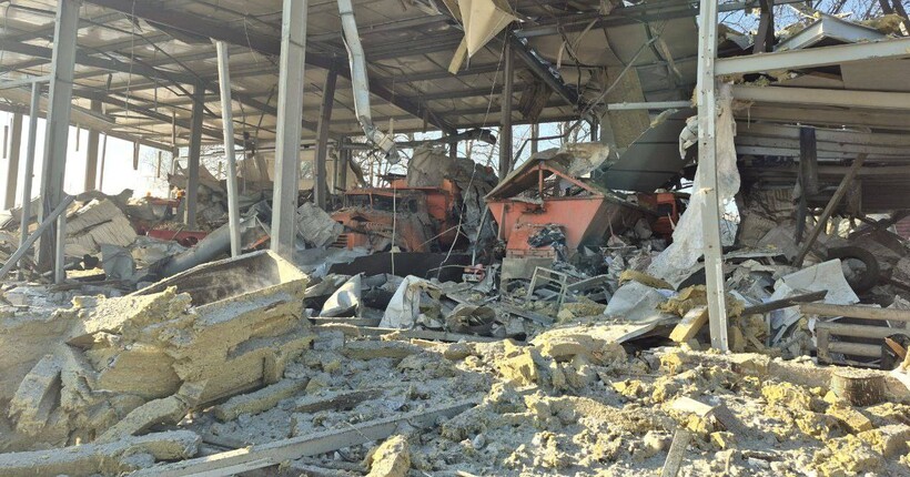 На Сумщині через ракетний удар знищено підприємство: пошкоджено техніку