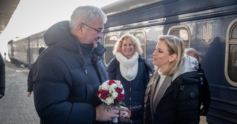 До Києва прибула очільниця МЗС Австрії