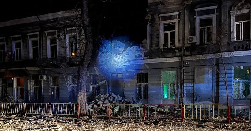 Одесу атакували дрони: пошкоджені будинки і навчальний заклад, є постраждалий