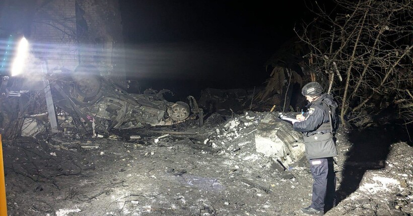 Ворог під ранок здійснив авіаудар по Сумах: зруйновано будинки, серед поранених діти