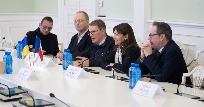 Мерка Парижа Анн Ідальго привезла в Київ генератори