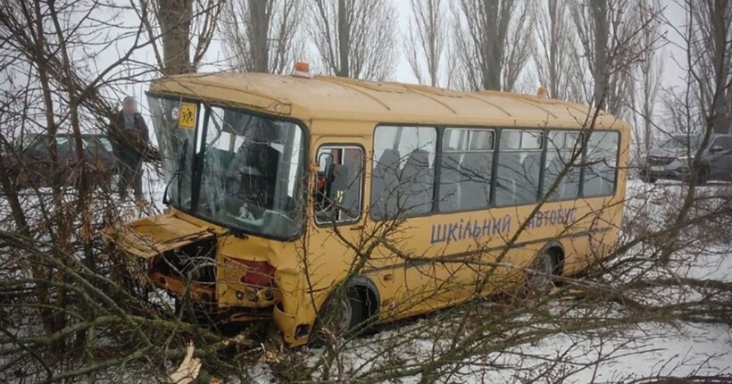 На Полтавщині шкільний автобус зʼїхав в кювет: постраждали три дитини