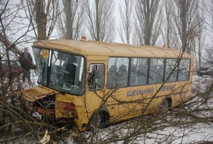 На Полтавщині шкільний автобус зʼїхав в кювет: постраждали три дитини