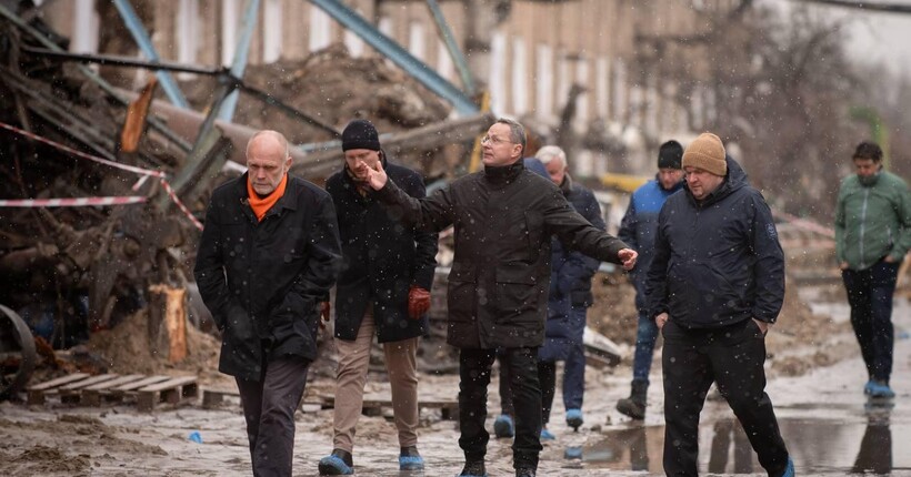 Депутати Європарламенту відвідали зруйновану обстрілами ТЕЦ у Києві