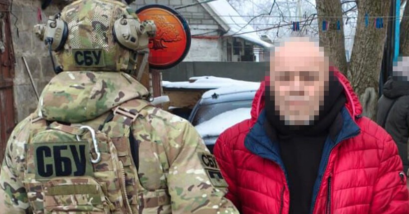 СБУ та поліція затримали чотирьох ділків, які торгували трофейною зброєю