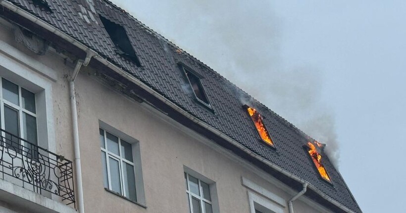 Росіяни завдали удару дроном по готелю в центрі Сум (фото)