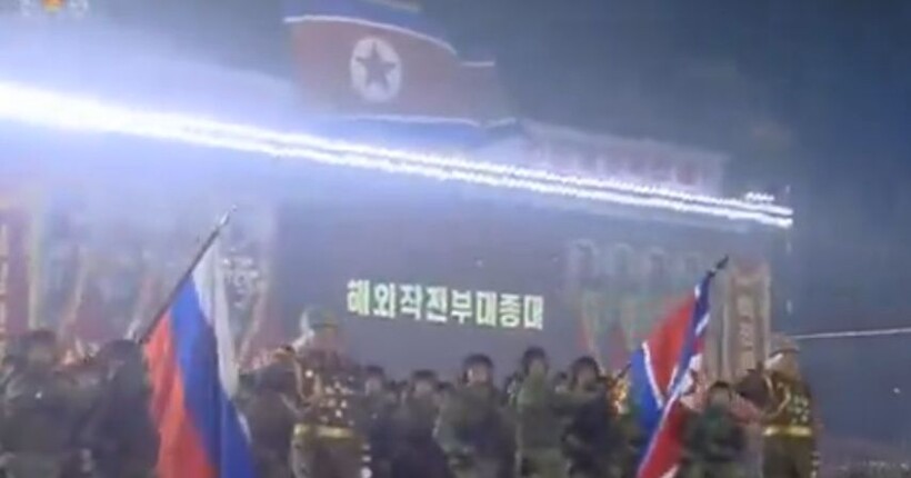 У Північній Кореї відбувся марш військових, під час якого військові КНДР пройшли із прапором рф: МЗС відреагувало