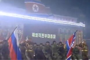 У Північній Кореї відбувся марш військових, під час якого військові КНДР пройшли із прапором рф: МЗС відреагувало