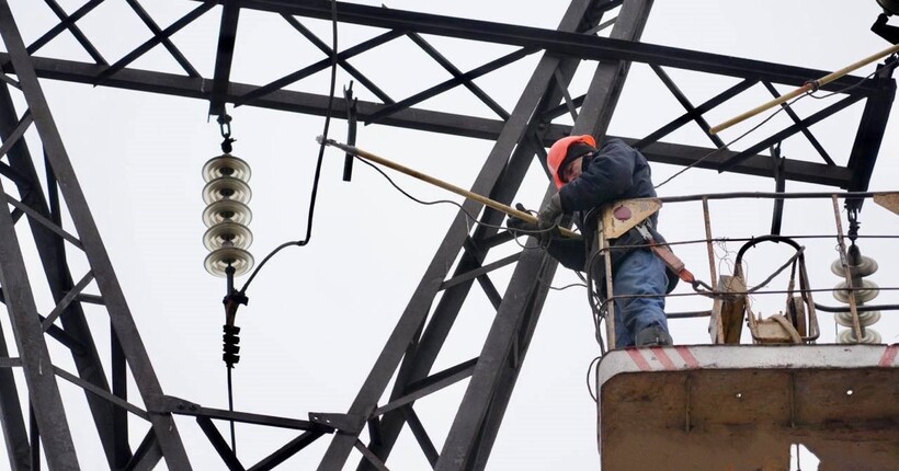 На Запоріжжі енергетики після російського обстрілу повернули світло для 3138 родин