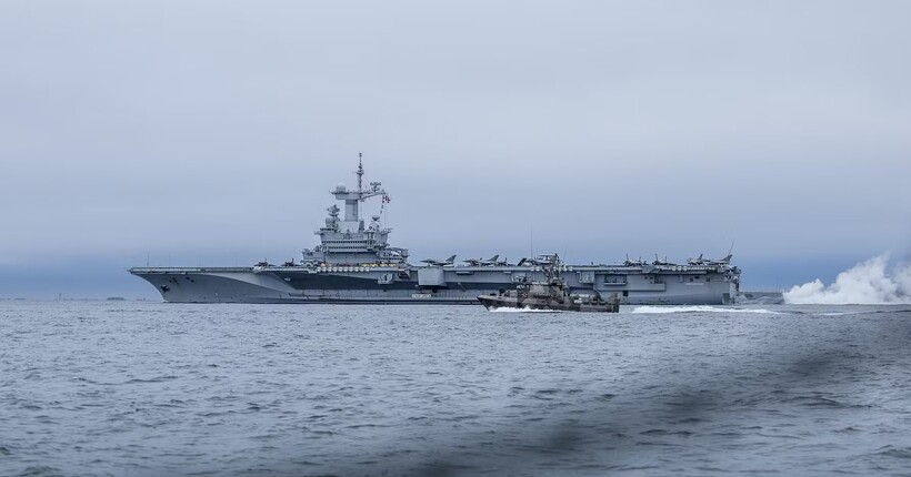 Дрон біля авіаносця 